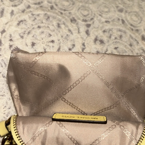 Beautiful Michael Kors Jet Set Charm North South Chain Phone Crossbody - Picture 10 of 12